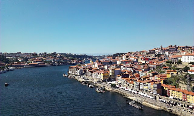 Pogled na rijeku sa mosta u portugalu