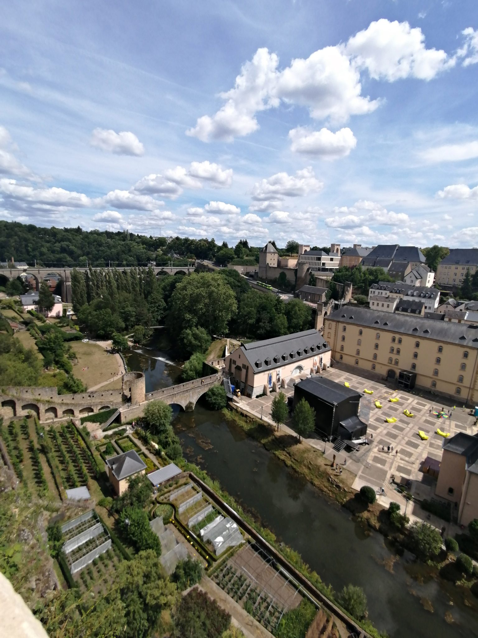 1 dan u luksemburgu Pogled sa Casemates du Bock na Stierchen Bridge koji spaja Gornji i Donji grad