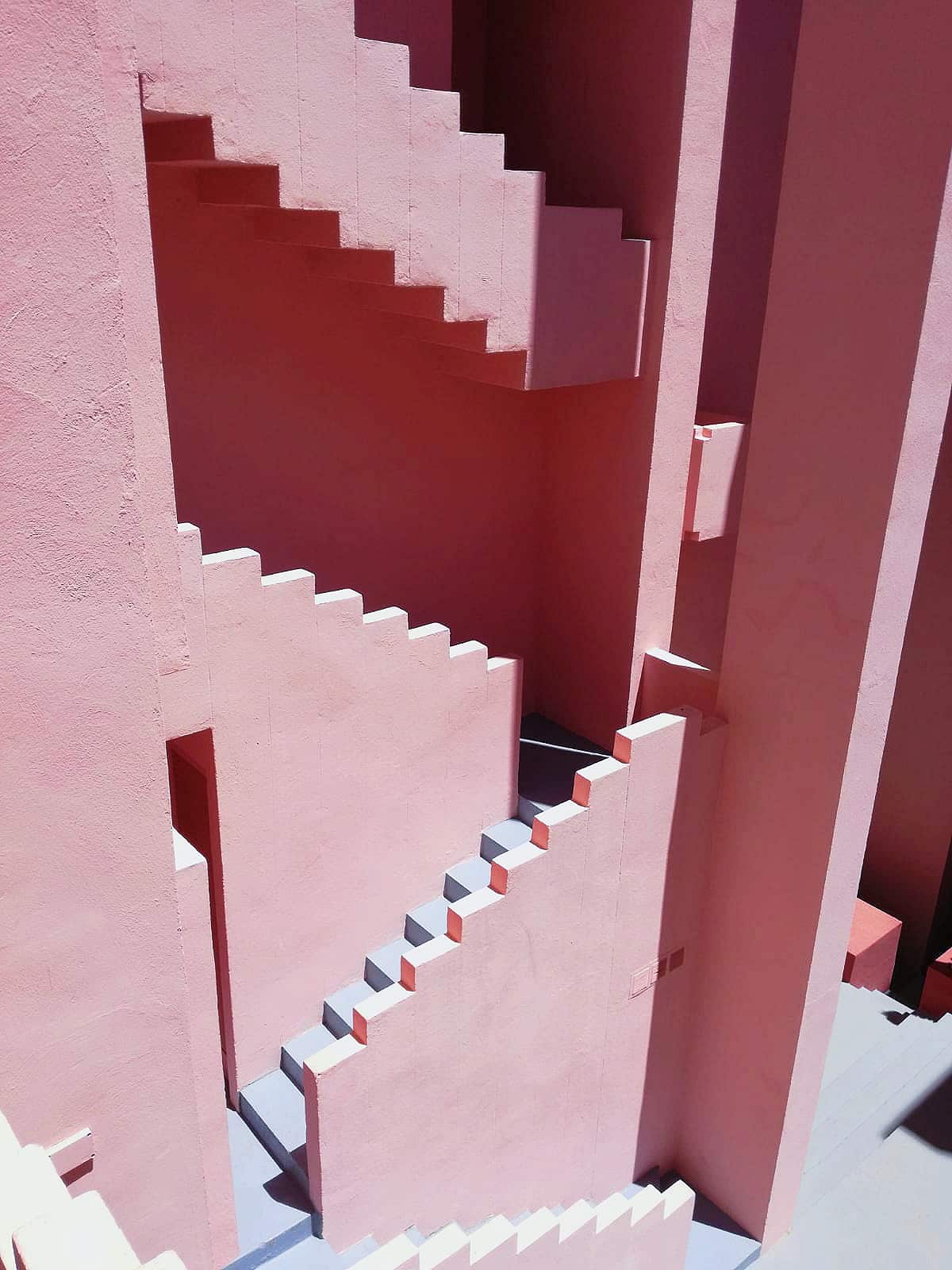 muralla roja roza kaskadna fasada