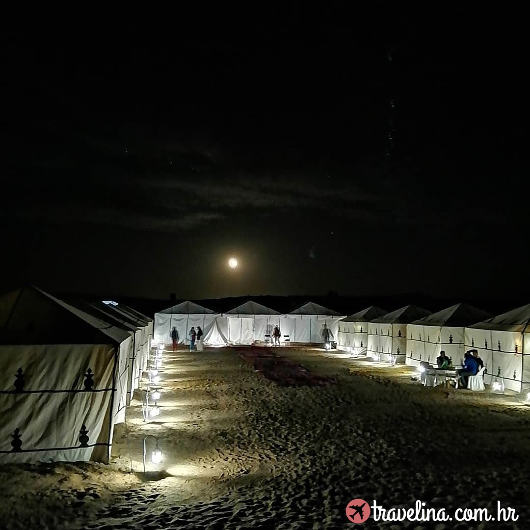 Kamp u pustinji nocu (Merzouga pustinja)