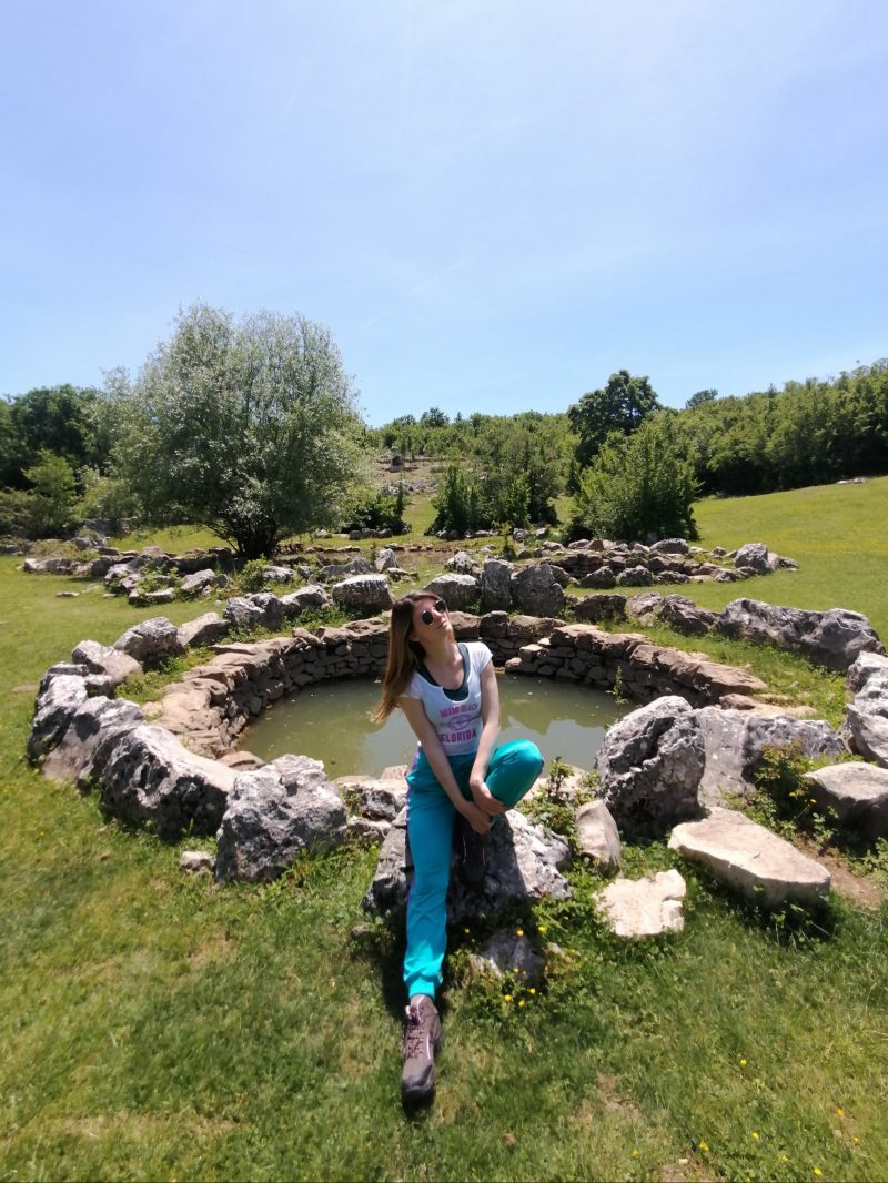 rimski bunari rajčica nisko dalmatinska zagora kamo za vikend