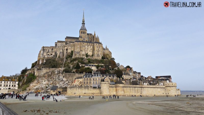 mont saint michel dvorac u francuskoj na atlantskom oceanu