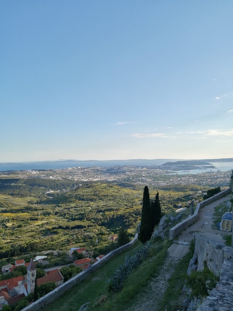 Pogled sa tvrđave Klis prema Splitu