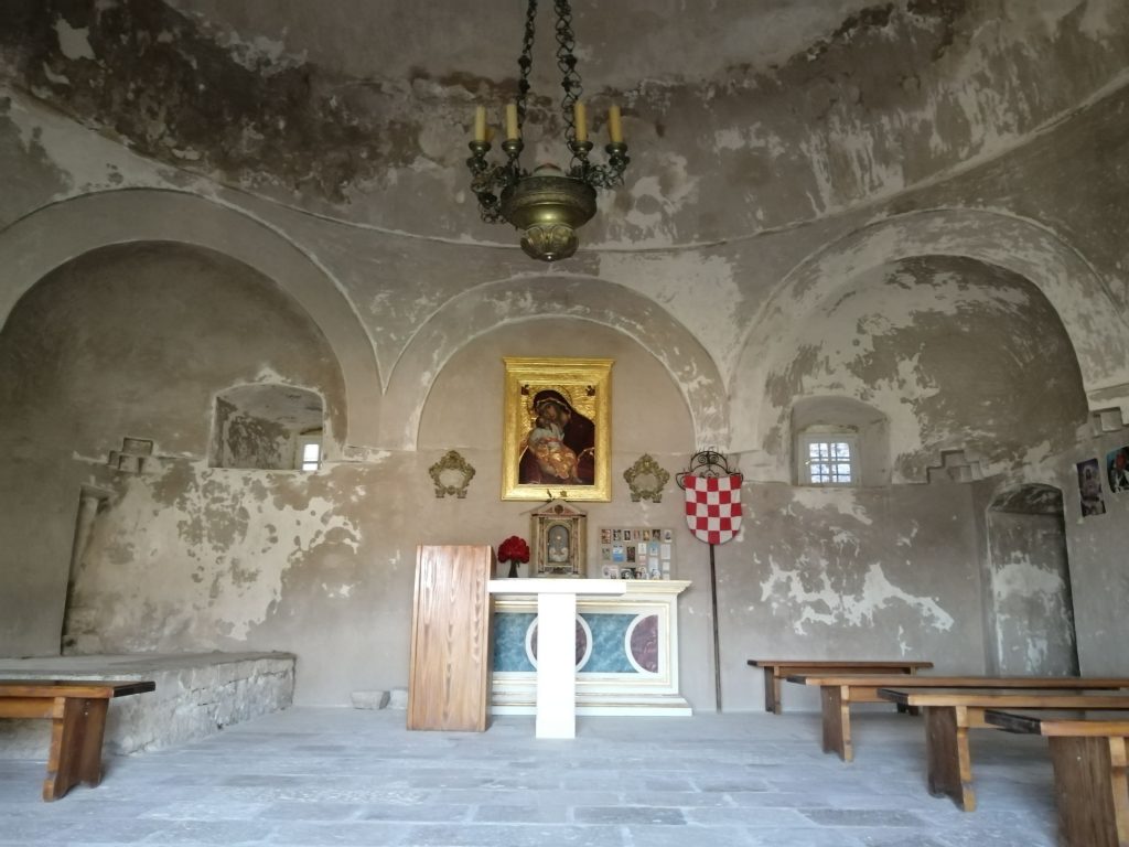 Unutar crkve sv. Vida na tvrđavi klis
