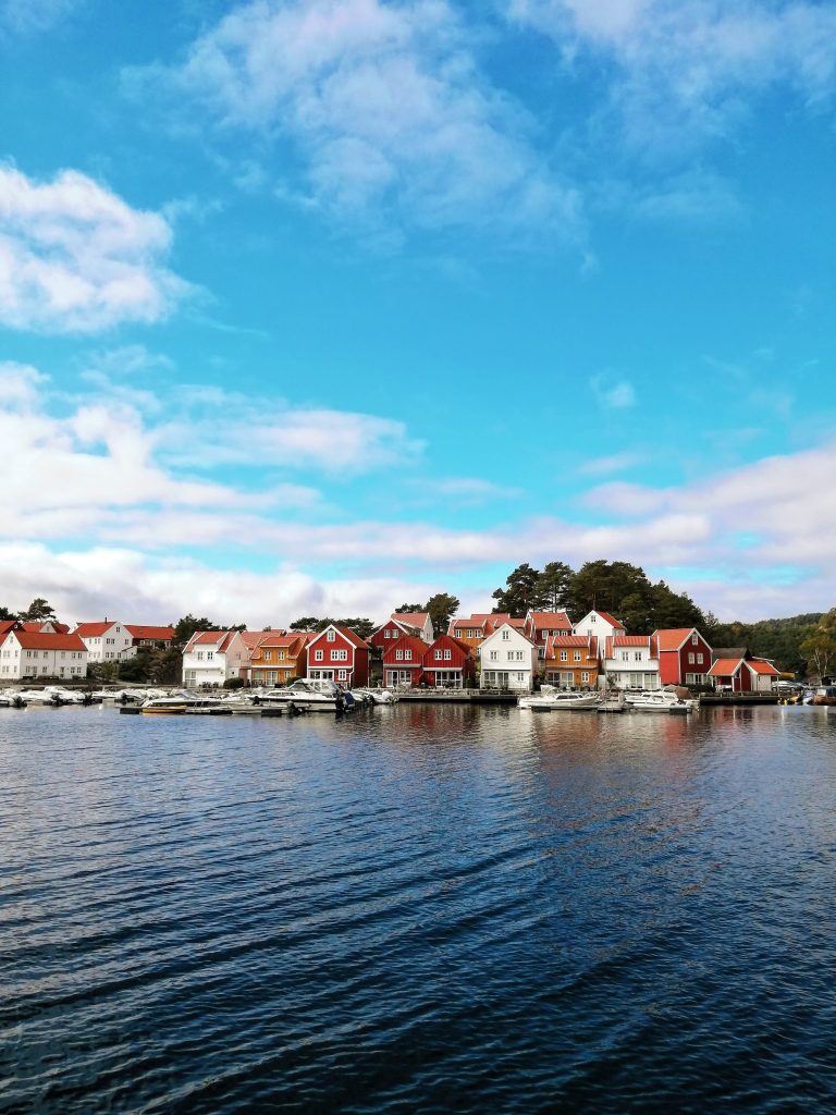 Norveška obala i šarene kućice