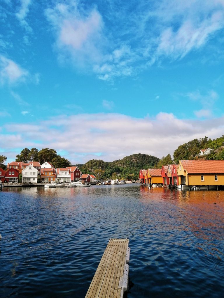 Norveška obala i šarene kućice putovanje u norvešku na budžetu