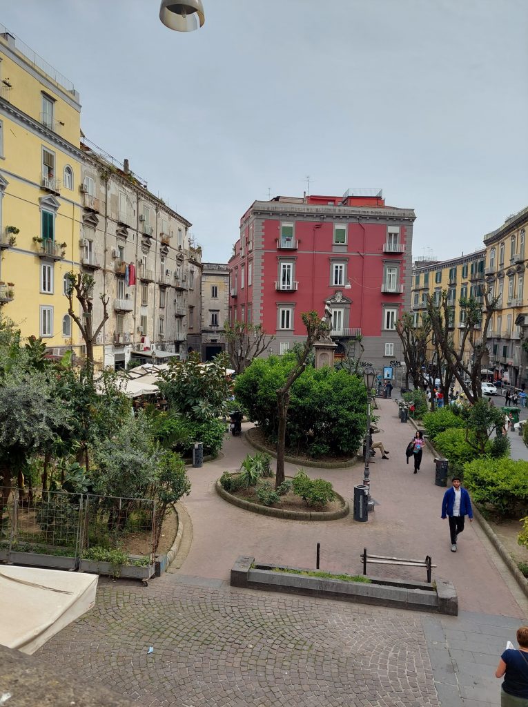 Piazza Bellini – ovo je preslatki trg na kojem se nalaze ostaci starog grada.