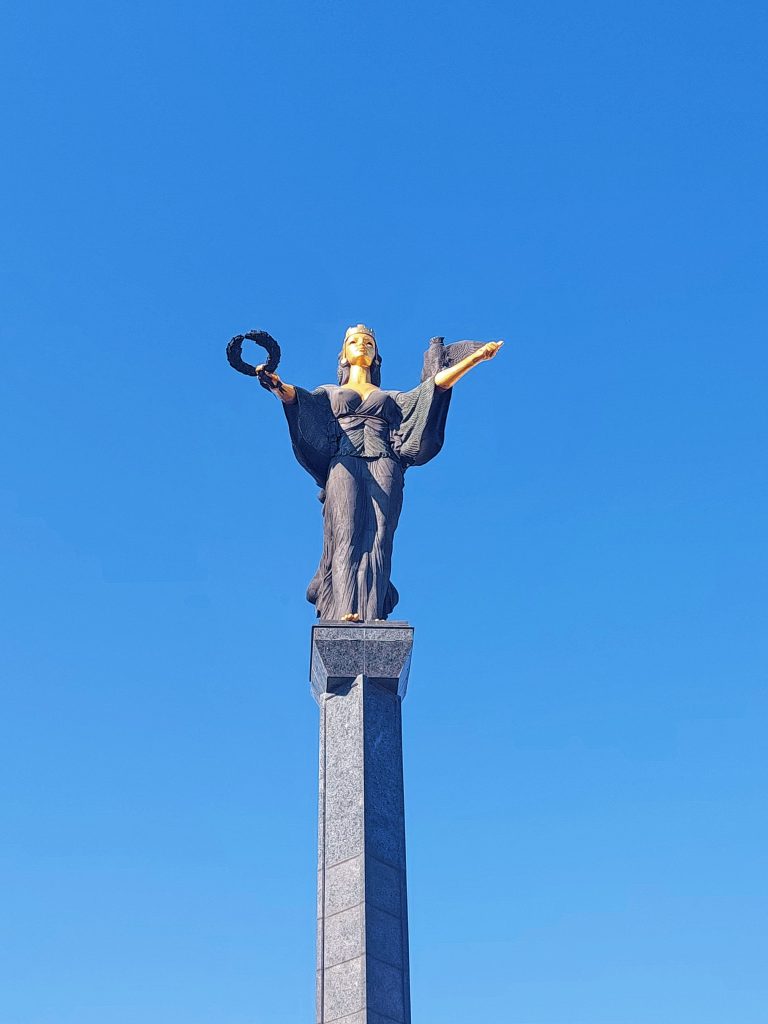 Sofija, Bugarska (1) Kip svete Sofije. Oko ovog kipa ima jako puno kontroverze jer neki smatraju da Sofija nije odjevena kao svetica.-min