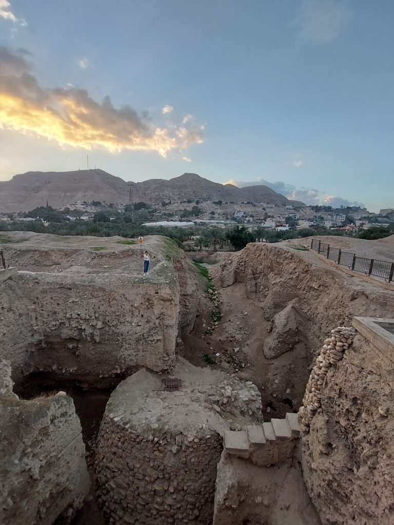 Arheološki ostaci starog grada Jerihona, u pozadini Brdo Iskušenja