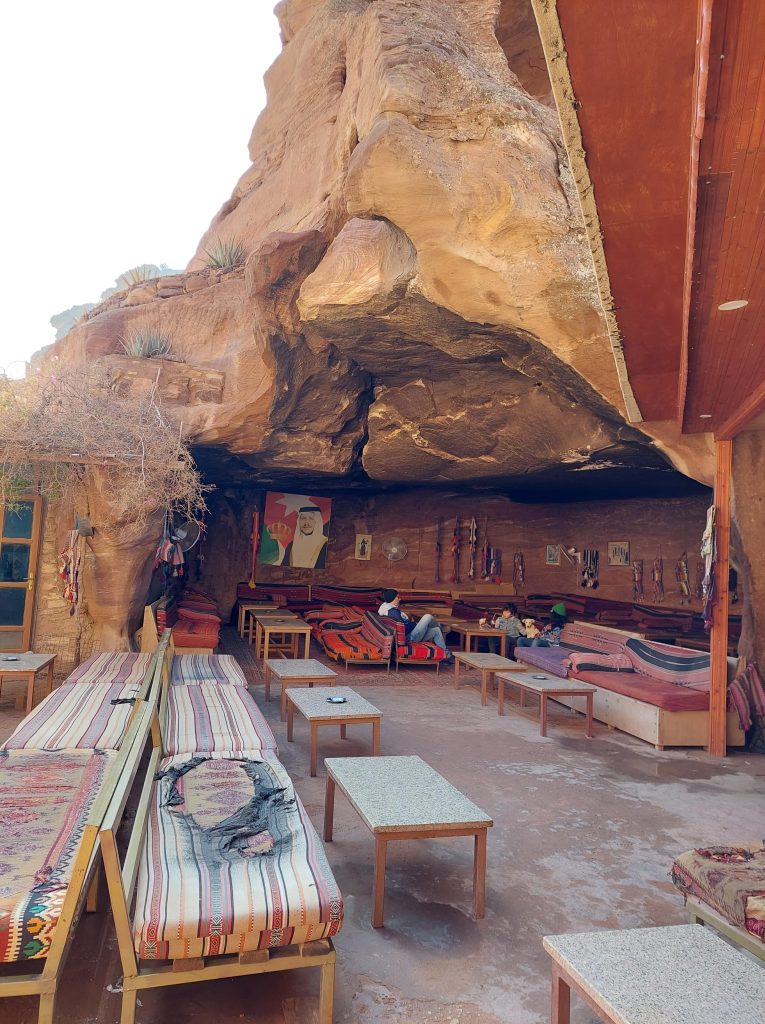 Kafić u stijeni preko puta Manastira, Petra