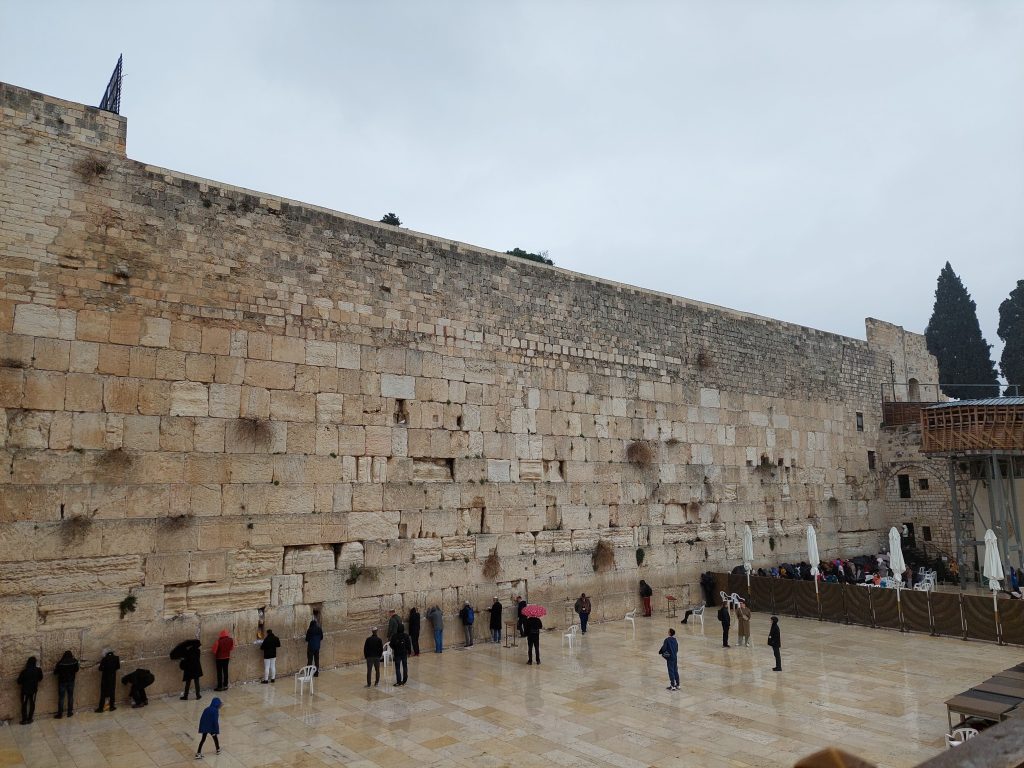 Zapadni zid - zid plača - također je podjeljen na dio za žene koji je odvojen od dijela za muškarce putovanje u jeruzalem