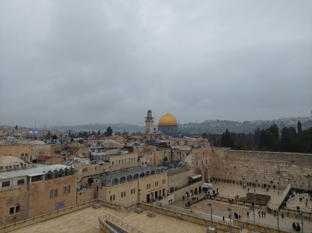 Pogled na Kupolu u stijeni i Zid plača - dva simbola grada Jeruzalema