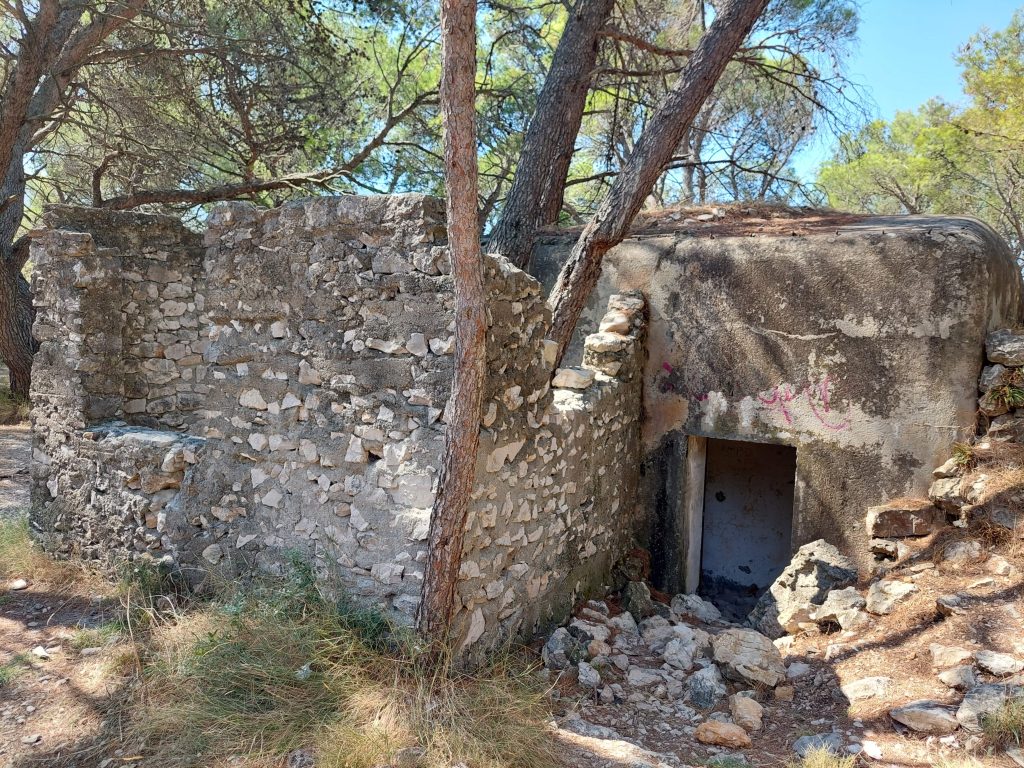 Otok školjić bunkeri