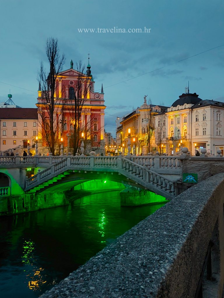 noć u ljubljani Prešernov trg u Ljubljani, Crkva Marijina Navještenja u Ljubljani i trostruki most
