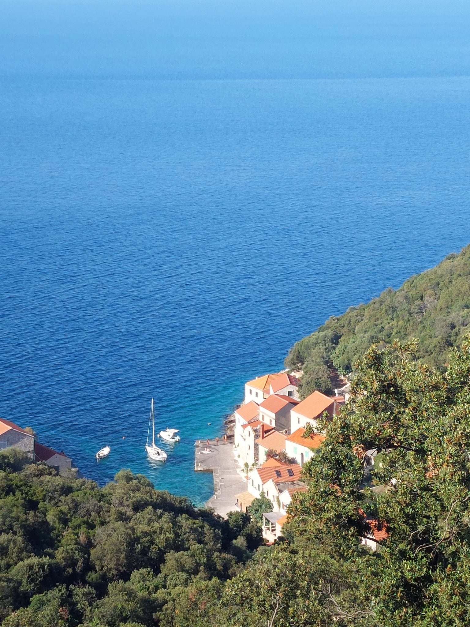 Pogled na uvalu Lučicu iz mjesta Lastovo